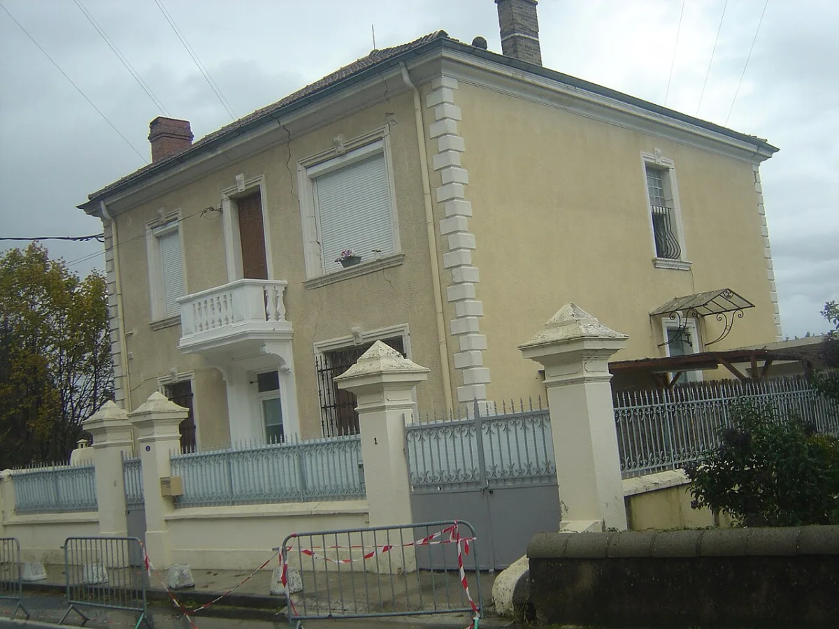 Maison présentant plusieurs fissures sur ses façades