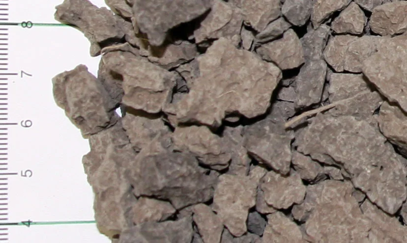 Structure polyédrique d'un sol argileux avec fissures de retrait
